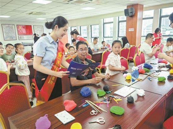 廈門農(nóng)商銀行組織形式多樣的宣傳活動，為市民普及金融知識。廈門農(nóng)商銀行供圖