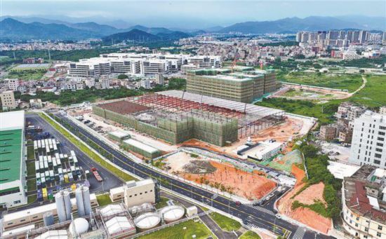 廈門寶鋼制罐新建智能化兩片罐生產(chǎn)基地項目正在加速建設(shè)，將成為同安啤酒產(chǎn)業(yè)鏈的重要一環(huán)。夏海濱攝