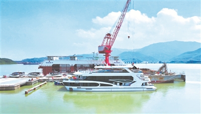 福寧船舶舾裝碼頭?？慷嗨译妱哟?/></a>
        <strong><a href='/n2/2025/0628/c181466-41274592.html' target=_blank>福安電動船舶：逐浪藍(lán)海，駛向全球</a></strong><em>　　<a href='/n2/2025/0628/c181466-41274592.html' target=_blank>福寧船舶舾裝碼頭?？慷嗨译妱哟?日前，在福安市白馬河畔福寧船舶舾裝碼頭，一艘新建造的“明星船”——嶼見77號，剛剛完成試航，靜靜地停靠在這里。這艘船以其卓越的性能和創(chuàng)新的設(shè)計(jì)，吸引了眾人的目光?！?/a></em></p>
        <h6><em class=