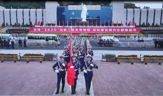 三坊七巷消防救援站指戰(zhàn)員護(hù)送國旗前往旗臺(tái)。