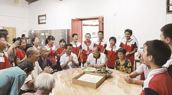 沙溪鄉(xiāng)梓口坊村學(xué)生為老人過集體生日