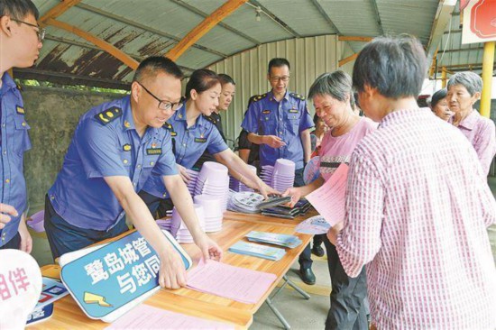廈門(mén)市執(zhí)法局開(kāi)展“踐行四下基層，弘揚(yáng)雷鋒精神”主題黨日活動(dòng)。