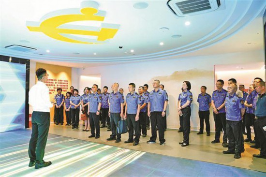 廈門市執(zhí)法局組織黨員干部參觀廈門市委黨?！皩W習之路”主題課堂。
