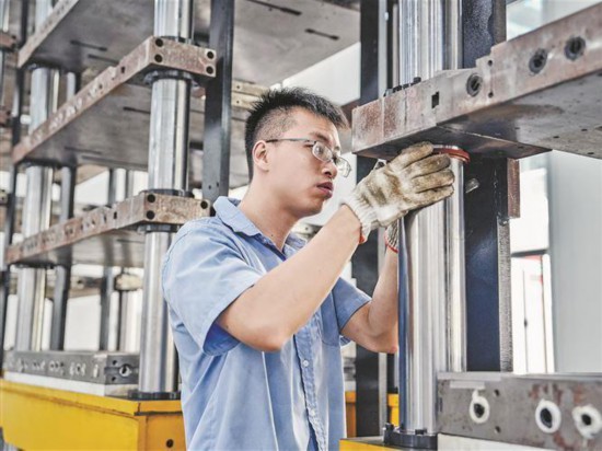 及時送電為項目投產(chǎn)奠定基礎(chǔ)。圖為碳飛復(fù)材廠房及配套工程進入設(shè)備安裝調(diào)試階段。