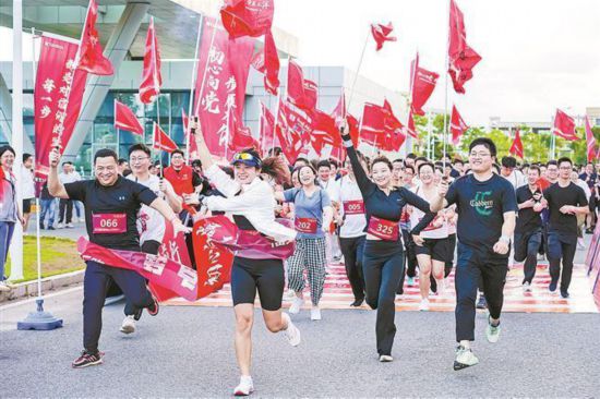 天馬顯示科技黨委堅持“黨建帶團建、黨建帶工建”。圖為天馬顯示科技為慶?！捌咭弧迸e辦“環(huán)廠跑”活動。企業(yè)供圖