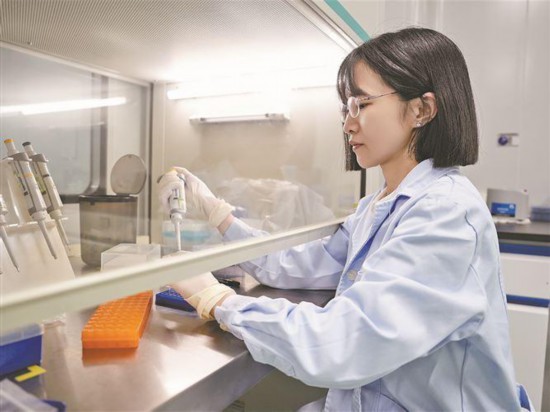 在致善生物，黨員帶頭打造“冠軍產(chǎn)品”。圖為致善生物的黨員在PCR配液間內(nèi)配制溶液。記者 盧劍豪攝