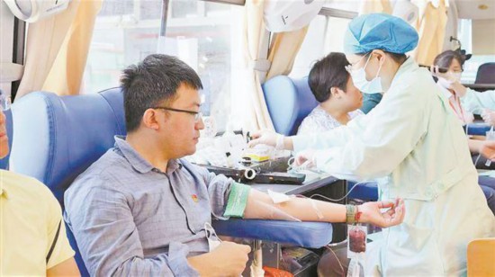 廈門自貿(mào)片區(qū)黨組組織黨員參加獻血活動。廈門自貿(mào)片區(qū)供圖