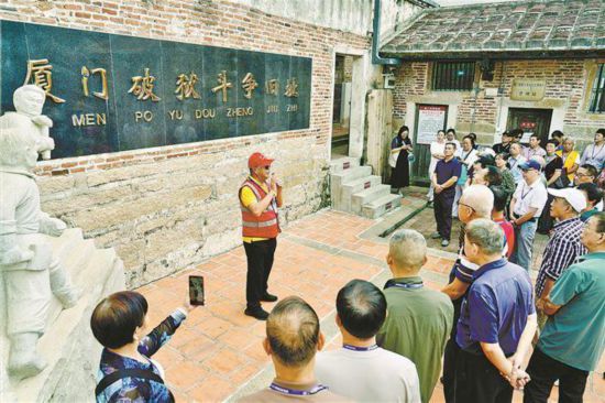 “鷺島銀領(lǐng)”宣講員李旭鳴在廈門(mén)破獄斗爭(zhēng)舊址開(kāi)展傳承紅色基因主題宣講。