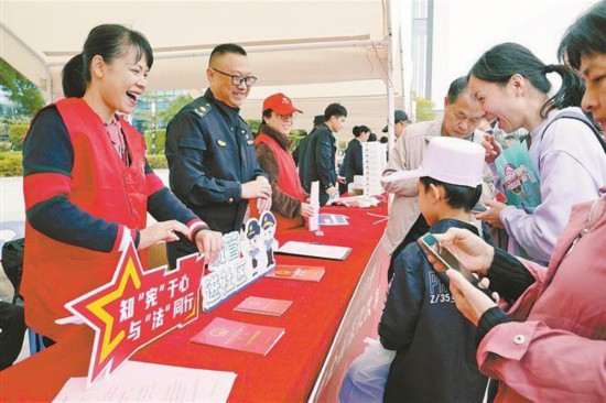 黨員干部開(kāi)展普法宣傳。