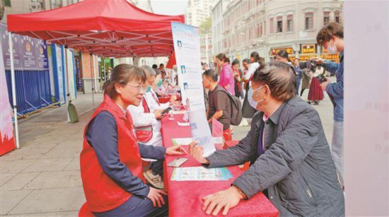 廈門(mén)律師“鳳凰花”公益法律服務(wù)銀輝志愿服務(wù)隊(duì)為群眾提供義務(wù)法律咨詢。