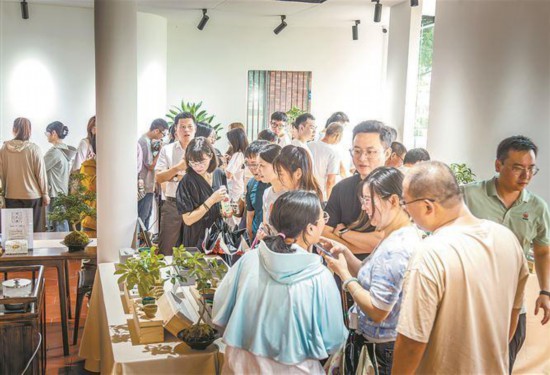 同民安一村一品展銷館開館現(xiàn)場人流如織。黃維明攝