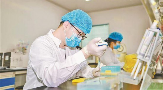 火炬科技成果轉化中心將依托廈門市和廈門火炬高新區(qū)積累的產業(yè)資源和創(chuàng)新要素建設服務平臺。圖為高新區(qū)孵化企業(yè)萬基生物實驗室。（資料圖）