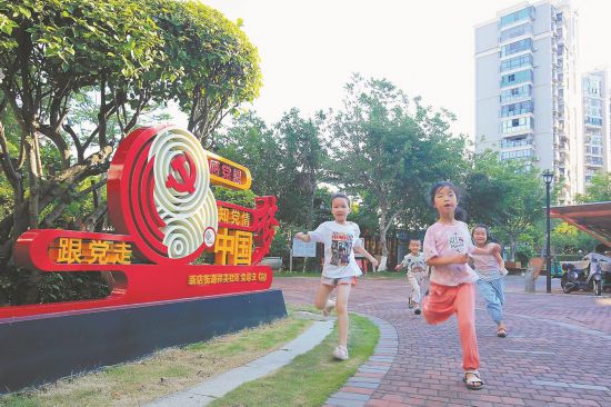 在近鄰黨建引領(lǐng)下，祥美社區(qū)呈現(xiàn)“祥有鄰、樂和美”的美好景象。 李毓琳攝