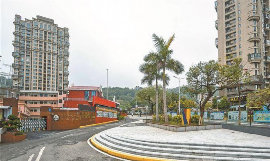 改造后：蓮岳學(xué)校門口新增口袋公園，家長接送孩子，可在此等候。林銘鴻攝