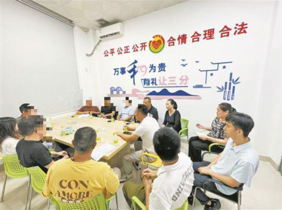 同安區(qū)著力打造“家門口的解憂站”。圖為同安區(qū)綜治中心調(diào)解現(xiàn)場。同安區(qū)委政法委供圖